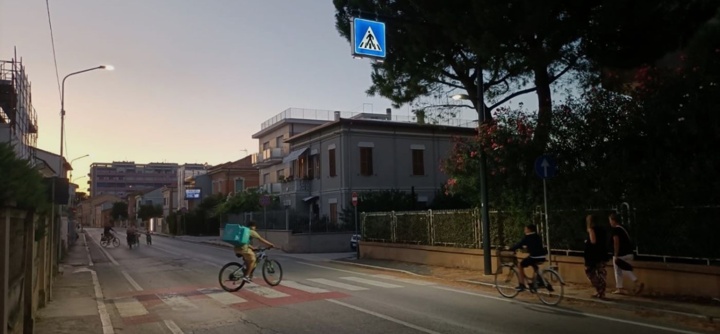 Senigallia, è entrato in funzione in via Podesti un nuovo attraversamento pedonale illuminato