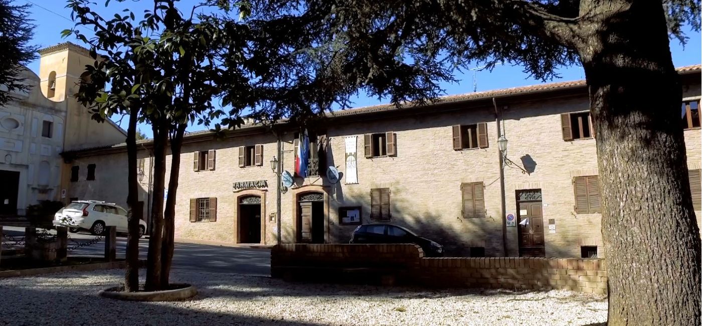 Il municipio in centro storico, a Castelleone di Suasa