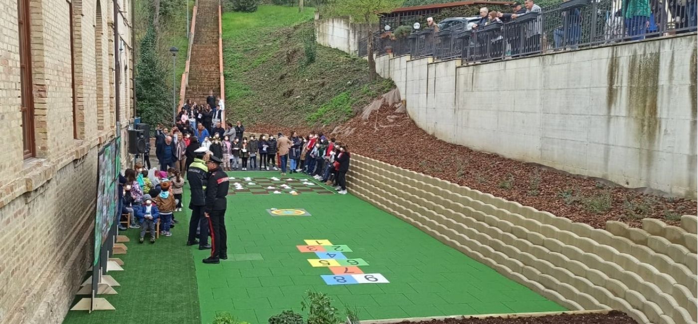 Castelleone di Suasa, inaugurato lo spazio recuperato a fianco della scuola primaria Fiorini, reso possibile grazie a un concorso vinto dagli studenti suasani