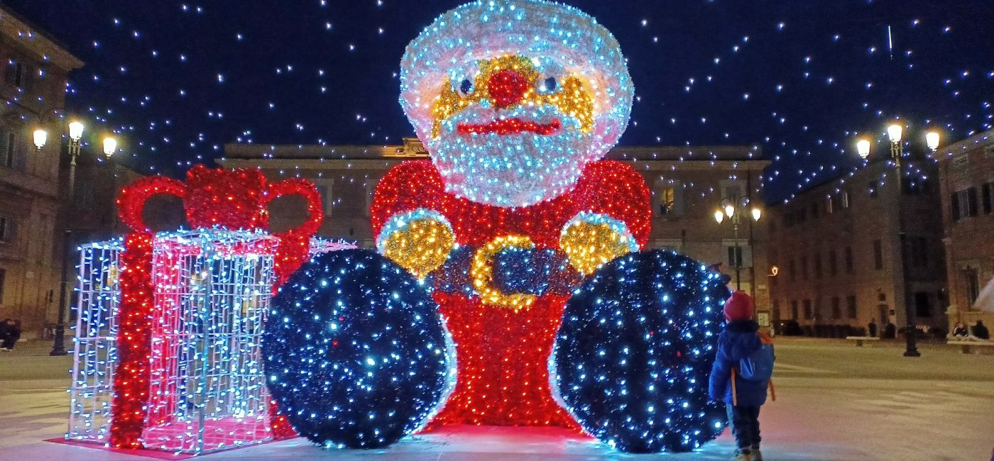 Un grande babbo natale di luci è uno degli allestimenti per le luminarie natalizie 2022 a Senigallia