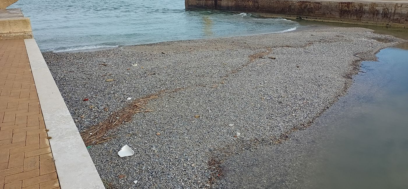 L'isolotto di ghiaia e detriti creatosi alla foce del fiume Misa a Senigallia attende il dragaggio