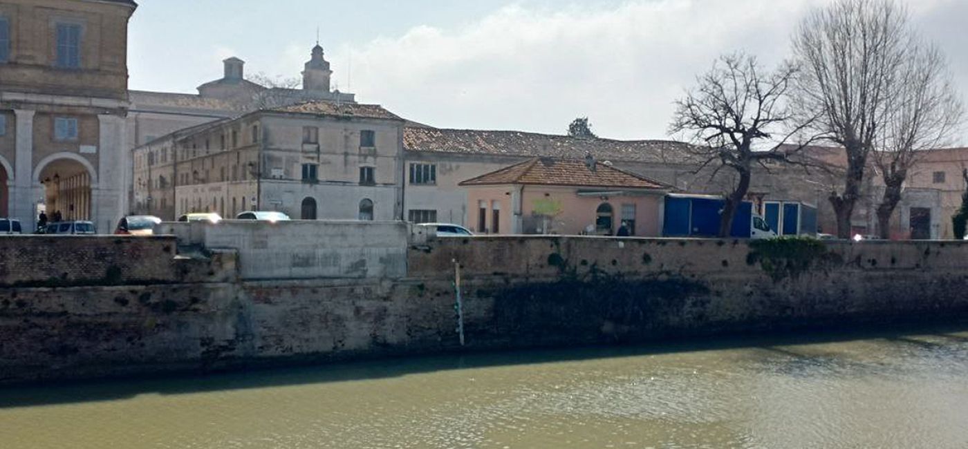 L'ex bocciodromo e i locali sopra cui dovrebbe sorgere il nuovo ponte Garibaldi