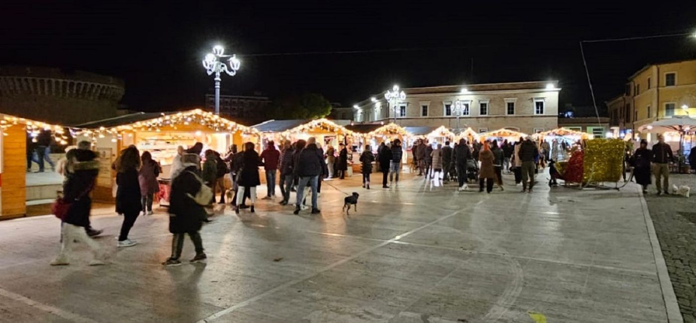 Le luminarie natalizie e il villaggio allestito in piazza del Duca a Senigallia per il natale 2023