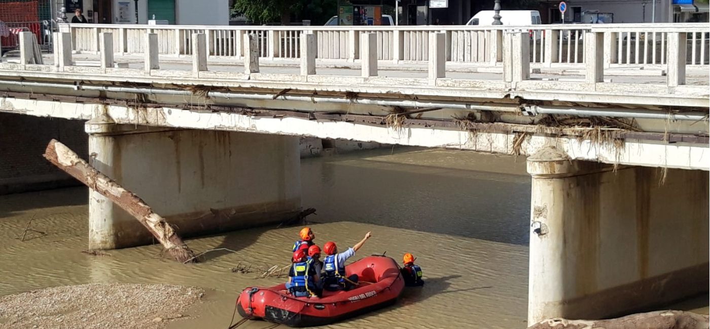 Il sopralluogo per le verifiche strutturali a ponte Garibaldi, danneggiato dall'alluvione che ha coinvolto Senigallia