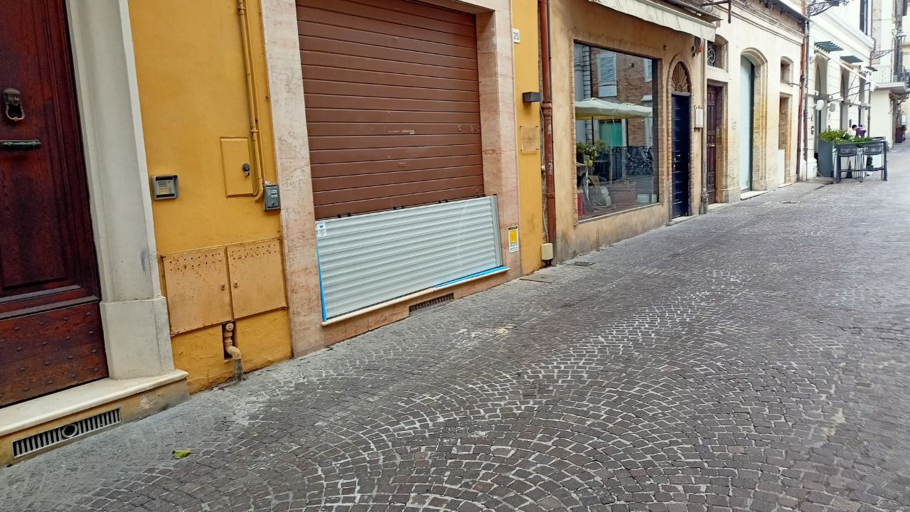 Paratie installate a Senigallia a difesa di case e negozi per via dell'allerta arancione del 19 settembre 2024