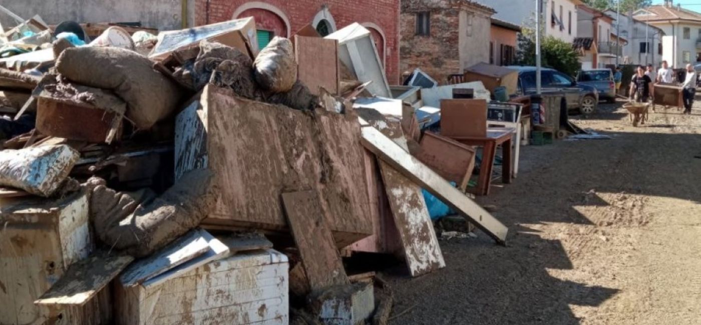 Cumuli di rifiuti e detriti nella frazione di Pianello di Ostra, una delle più colpite dall'alluvione del 15 settembre 2022