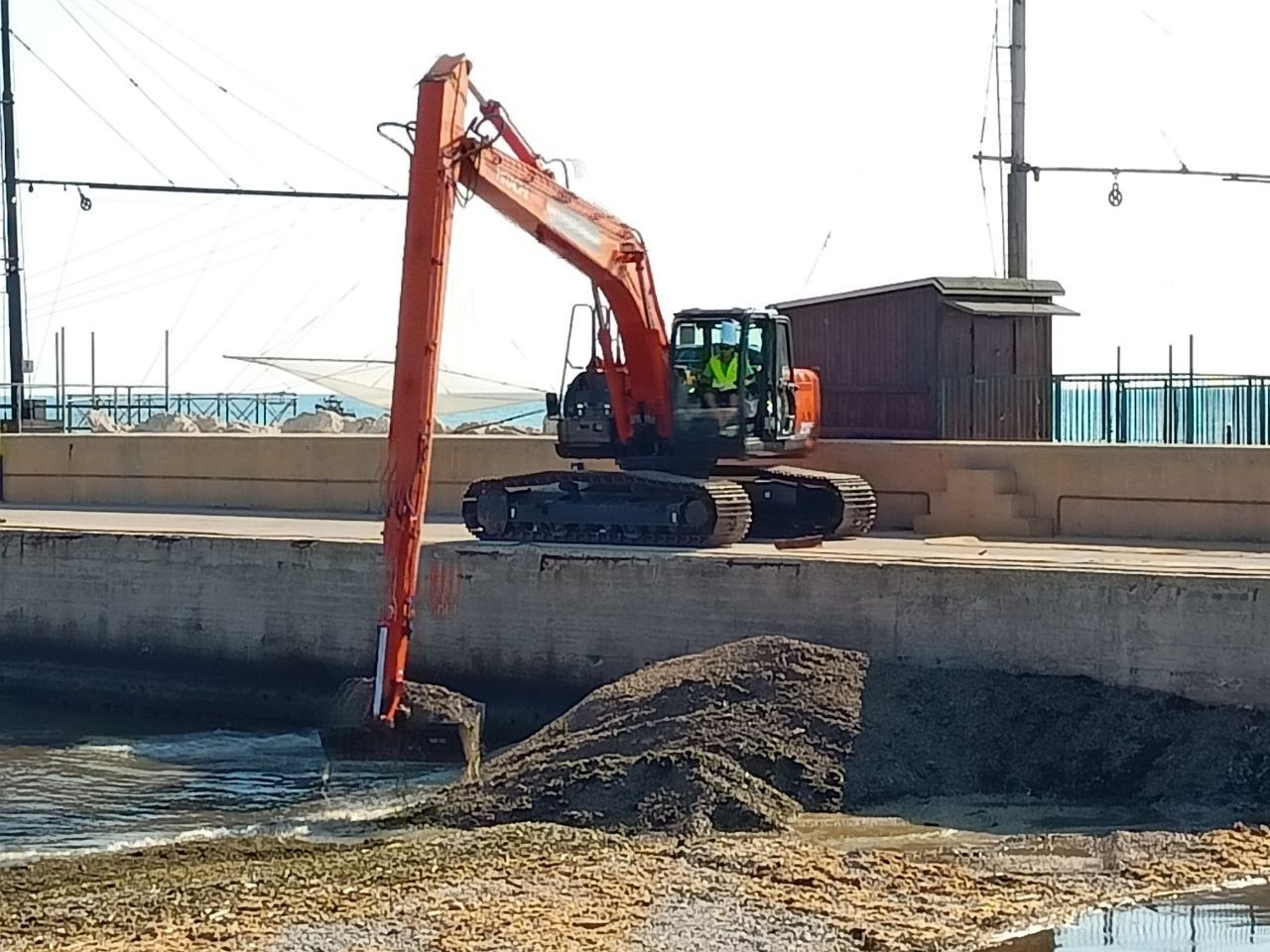 I lavori sul tappo di detriti alla foce del fiume Misa a Senigallia