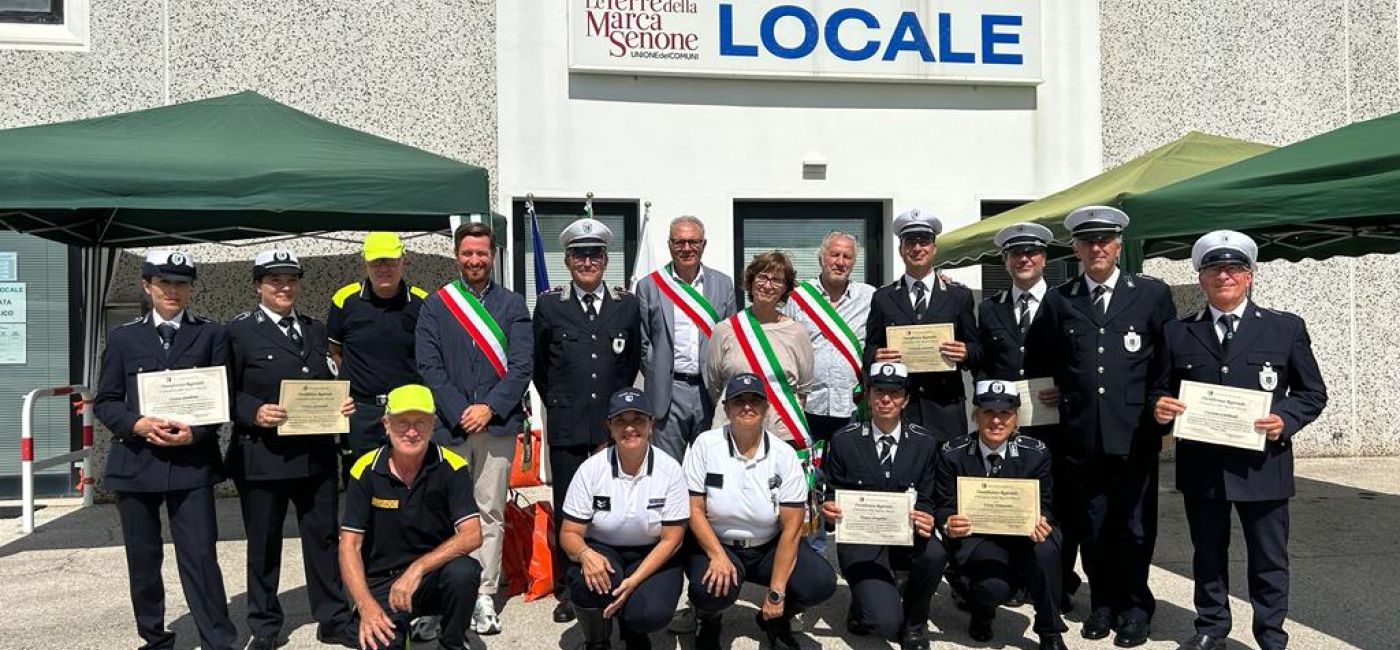 Consegnati gli attestati agli agenti della Polizia Locale dell'Unione dei Comuni "Le terre della marca senone" per l'impegno durante covid e alluvione 2022