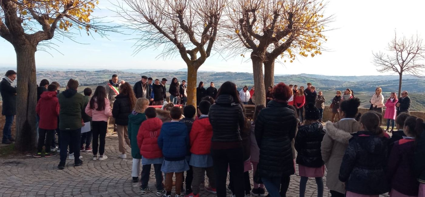 Celebrata attorno a una delle panchine rosse di Arcevia la giornata internazionale per l'eliminazione della violenza contro le donne