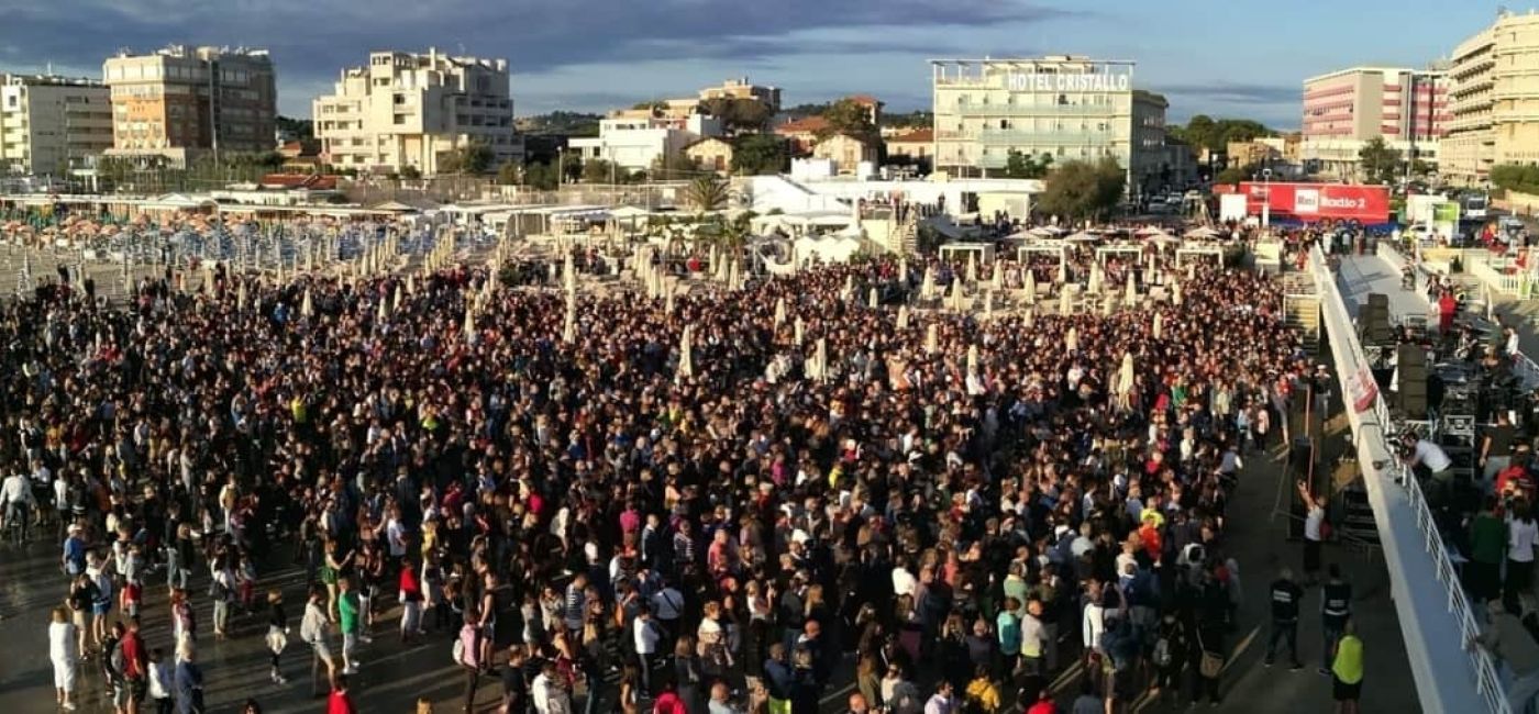 Il concerto all'alba di Arisa, per il CaterRaduno del 2018, davanti a migliaia di persone