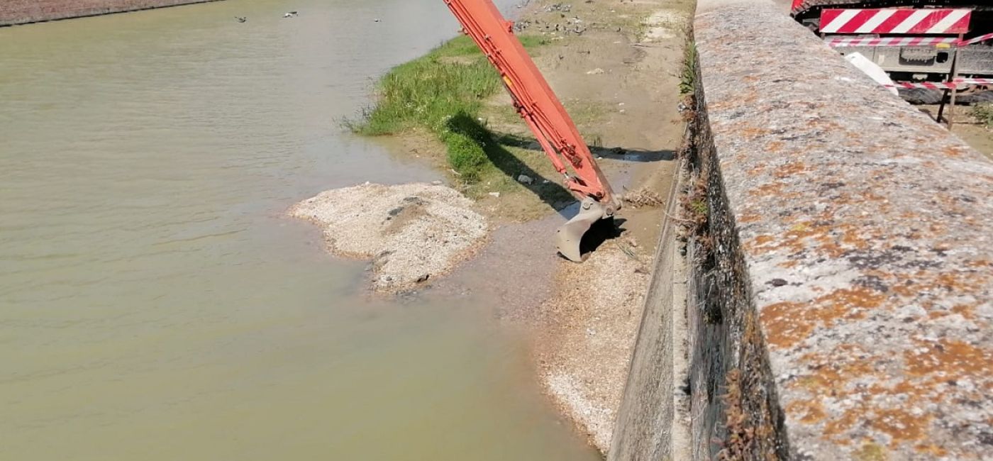 I lavori di escavo del letto del fiume Misa a Senigallia