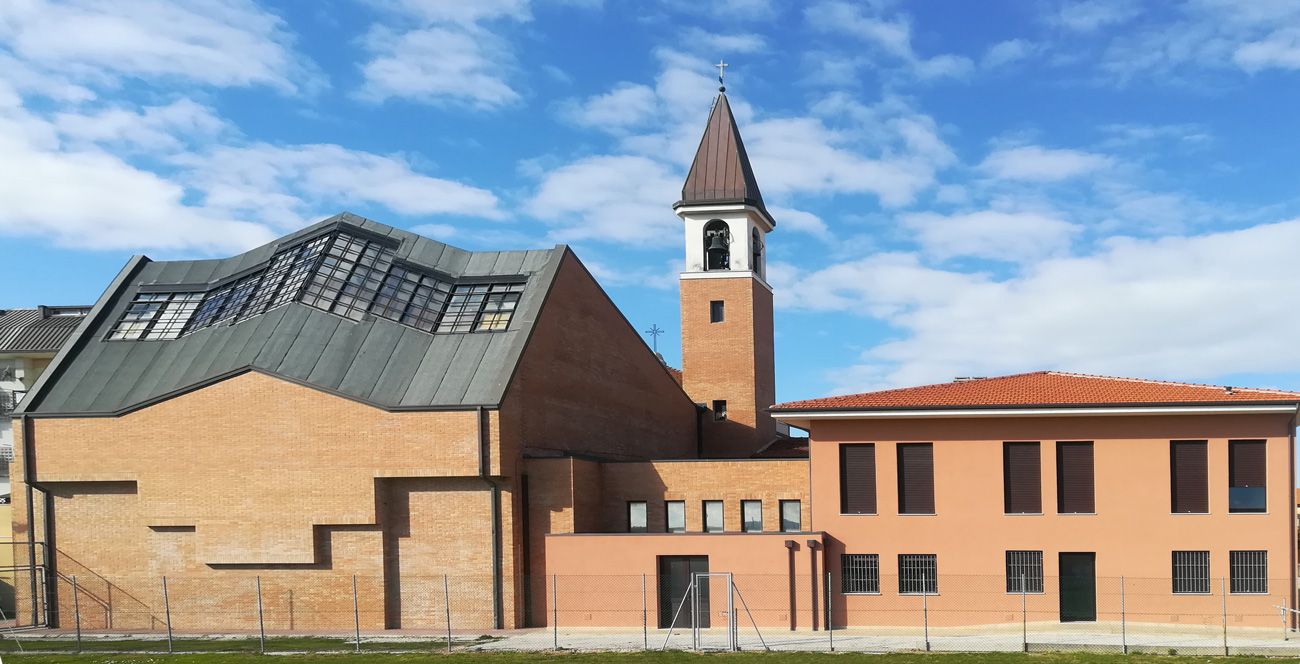 La chiesa parrocchiale Santa Maria della Neve e San Rocco, a Marina di Montemarciano