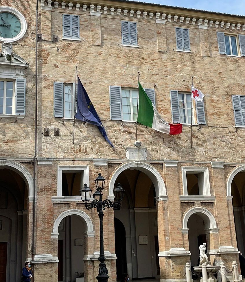 Bandiera Croce Rossa al Comune di Senigallia