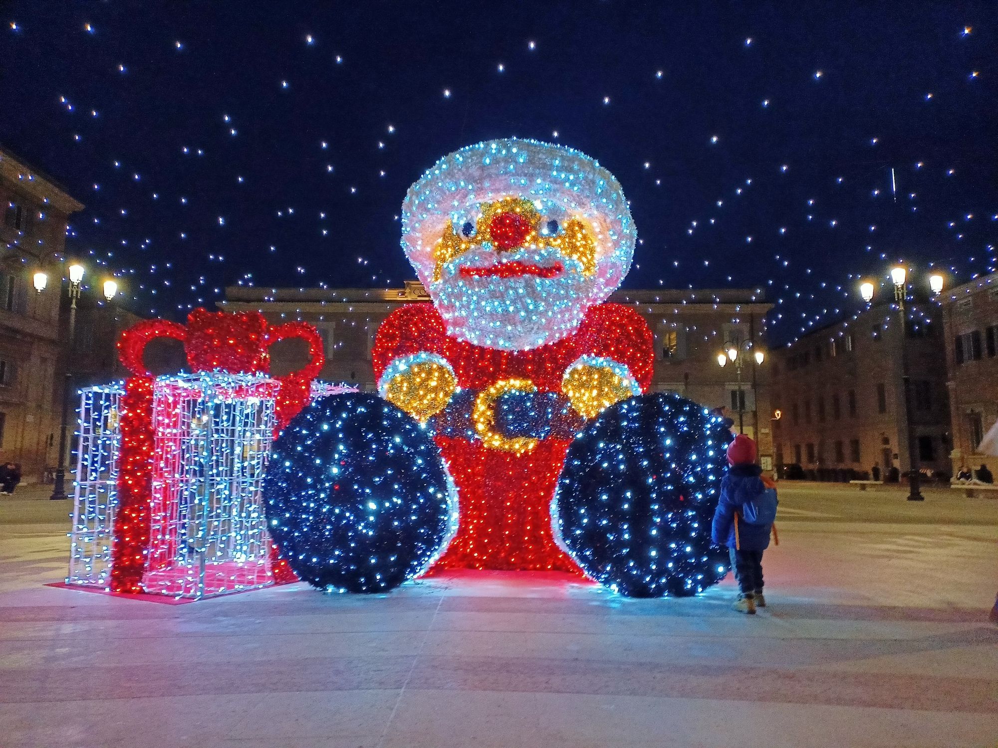 Un grande babbo natale di luci è uno degli allestimenti per le luminarie natalizie 2022 a Senigallia