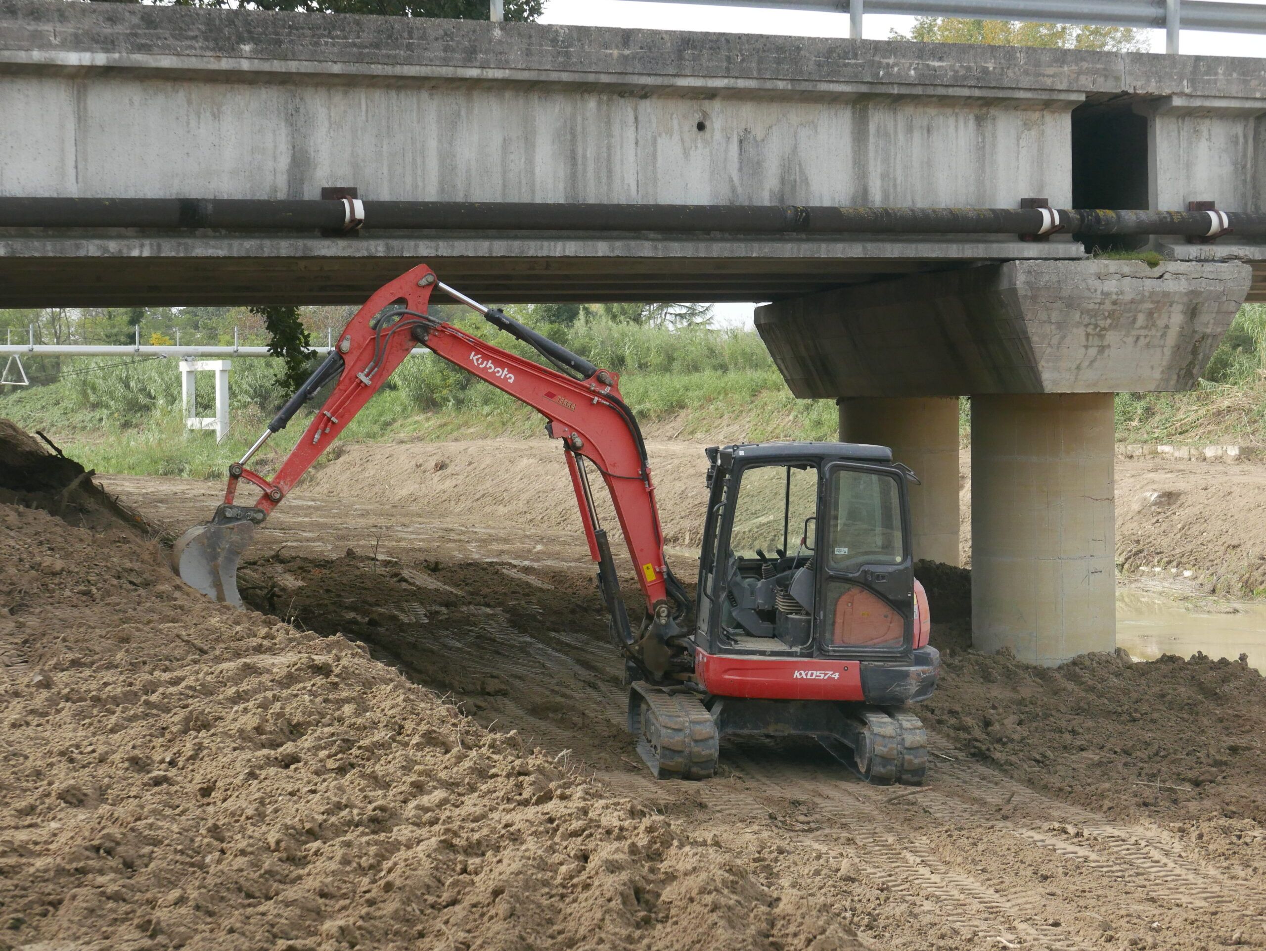 Ruspe al lavoro al Vallone di Senigallia per sistemare gli argini dopo l'alluvione del 15 settembre scorso che ha danneggiato il ponte di via della Chiusa