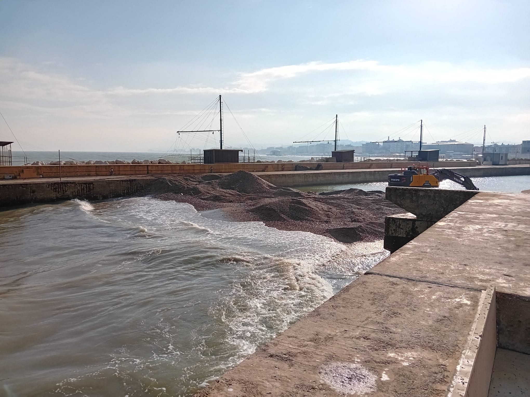 I lavori per liberare dai detriti la foce del fiume Misa a Senigallia, novembre 2023