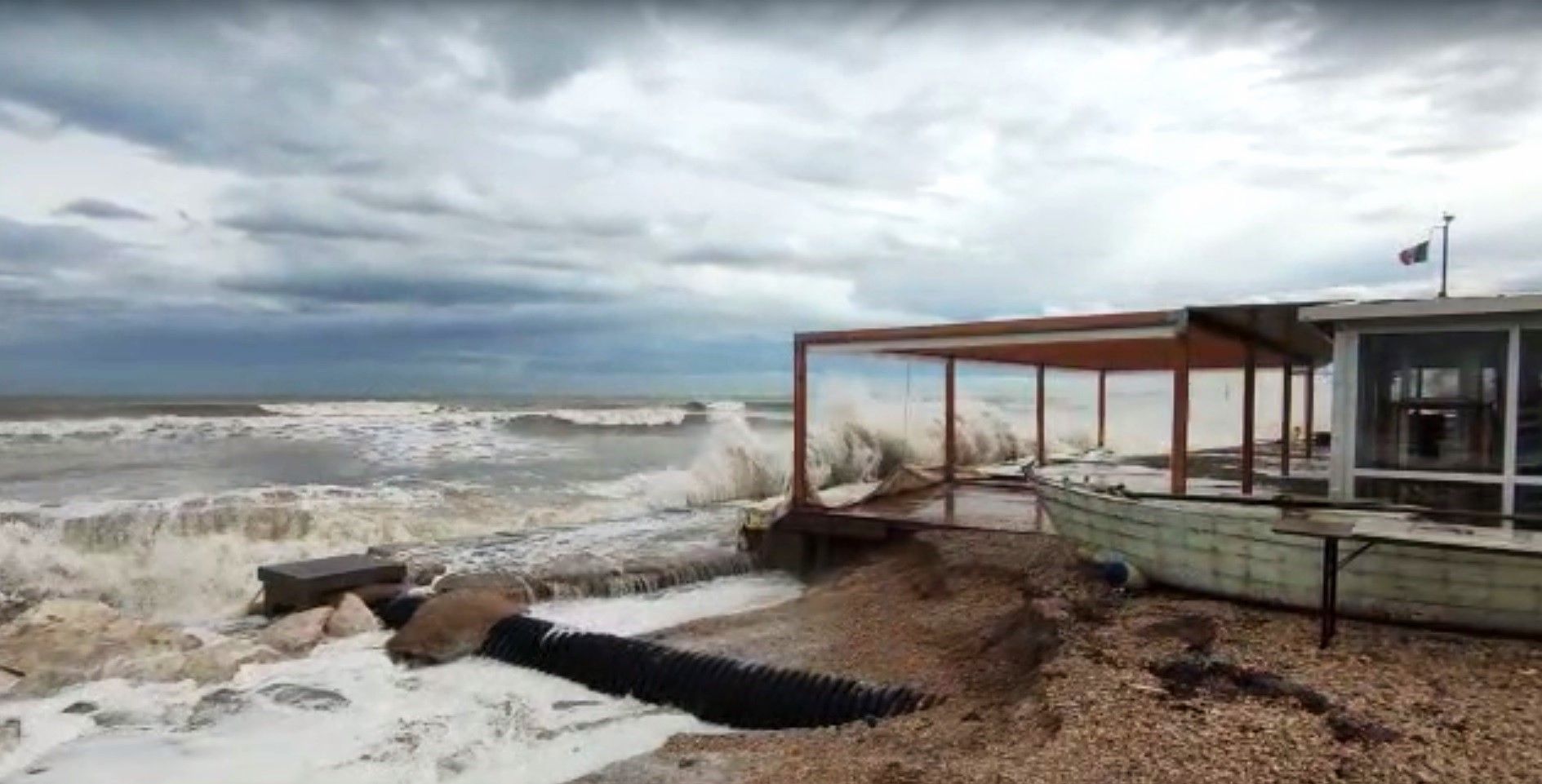 Una mareggiata a Marina di Montemarciano: il ristorante Heidi in balìa delle onde nel novembre 2022