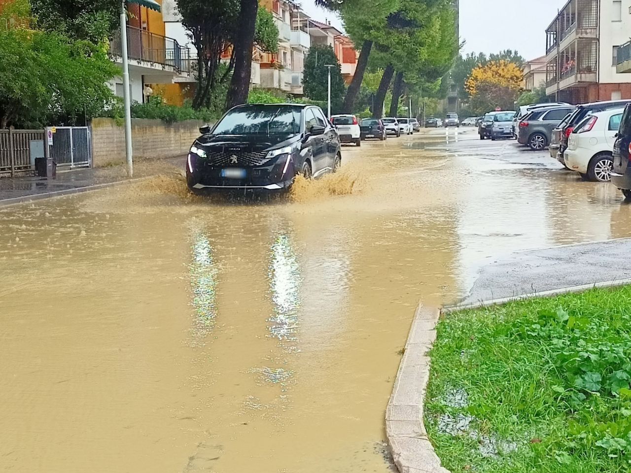 Gli effetti del maltempo del 19 ottobre 2024 a Senigallia: allagamenti diffusi in varie zone della città. In foto via Piero della Francesca