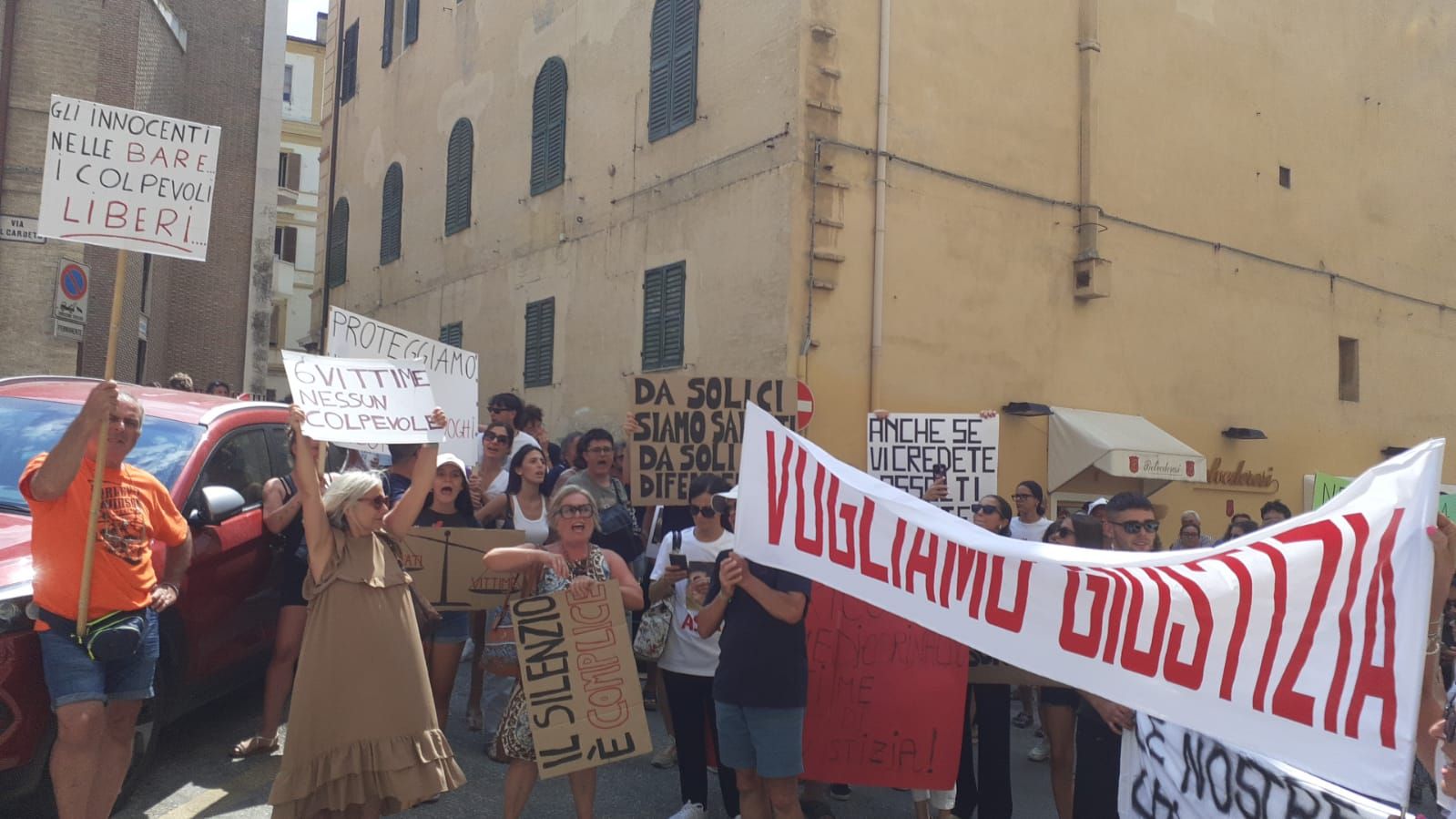 La protesta ad Ancona dei familiari e degli amici delle vittime della strage alla Lanterna Azzurra di Corinaldo