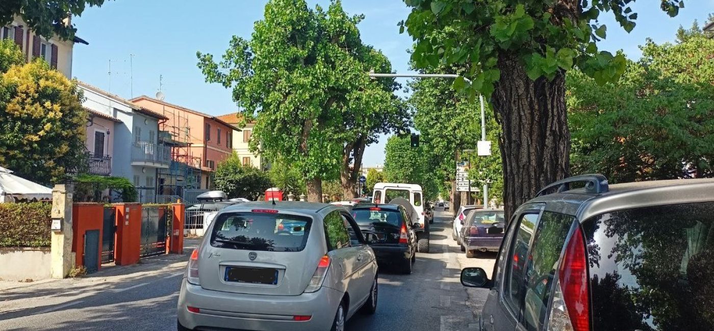 Il semaforo con il dispositivo T-red in viale IV novembre a Senigallia