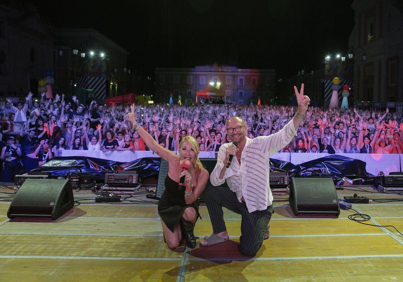 Anna Pettinelli e Biagio Antonacci davanti il pubblico a Senigallia dell'Rds Summer Festival