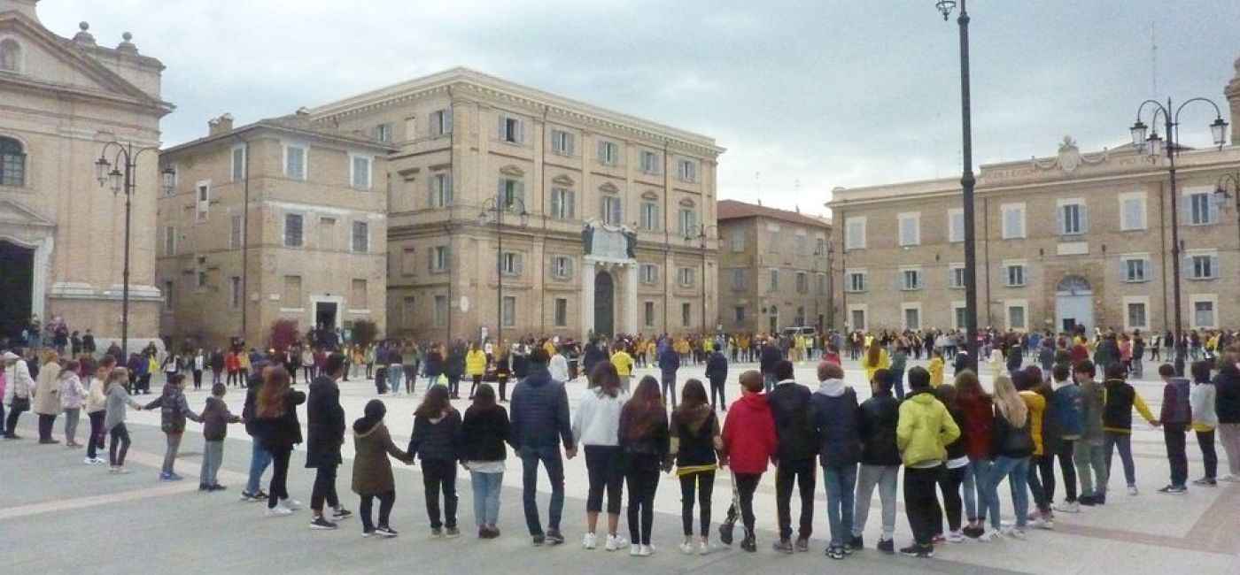 Gli studenti della scuola Fagnani in piazza Garibaldi