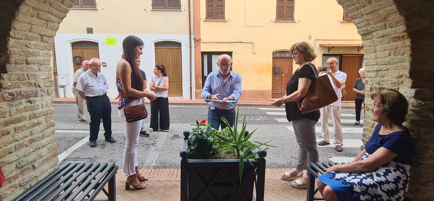 L'inaugurazione a Castelleone di Suasa dei nuovi elementi di arredo urbano