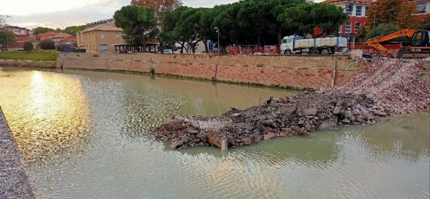 Demolito ponte Garibaldi a Senigallia, simbolo dell'alluvione 2022