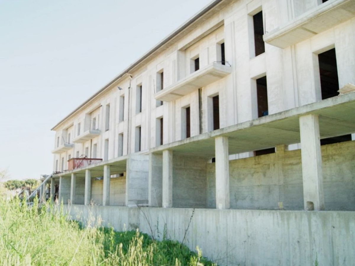 Il palazzo incompiuto al bastione di via Rodi, a Senigallia. Foto tratta da Luffarelliasteimmobiliari.it