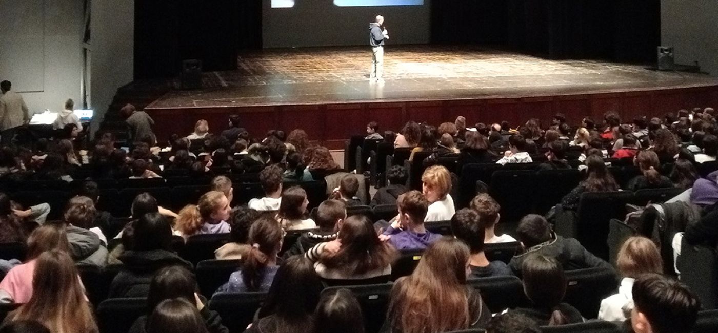 Al teatro La Fenice di Senigallia un incontro con gli studenti delle scuole cittadine sul tema del bullismo