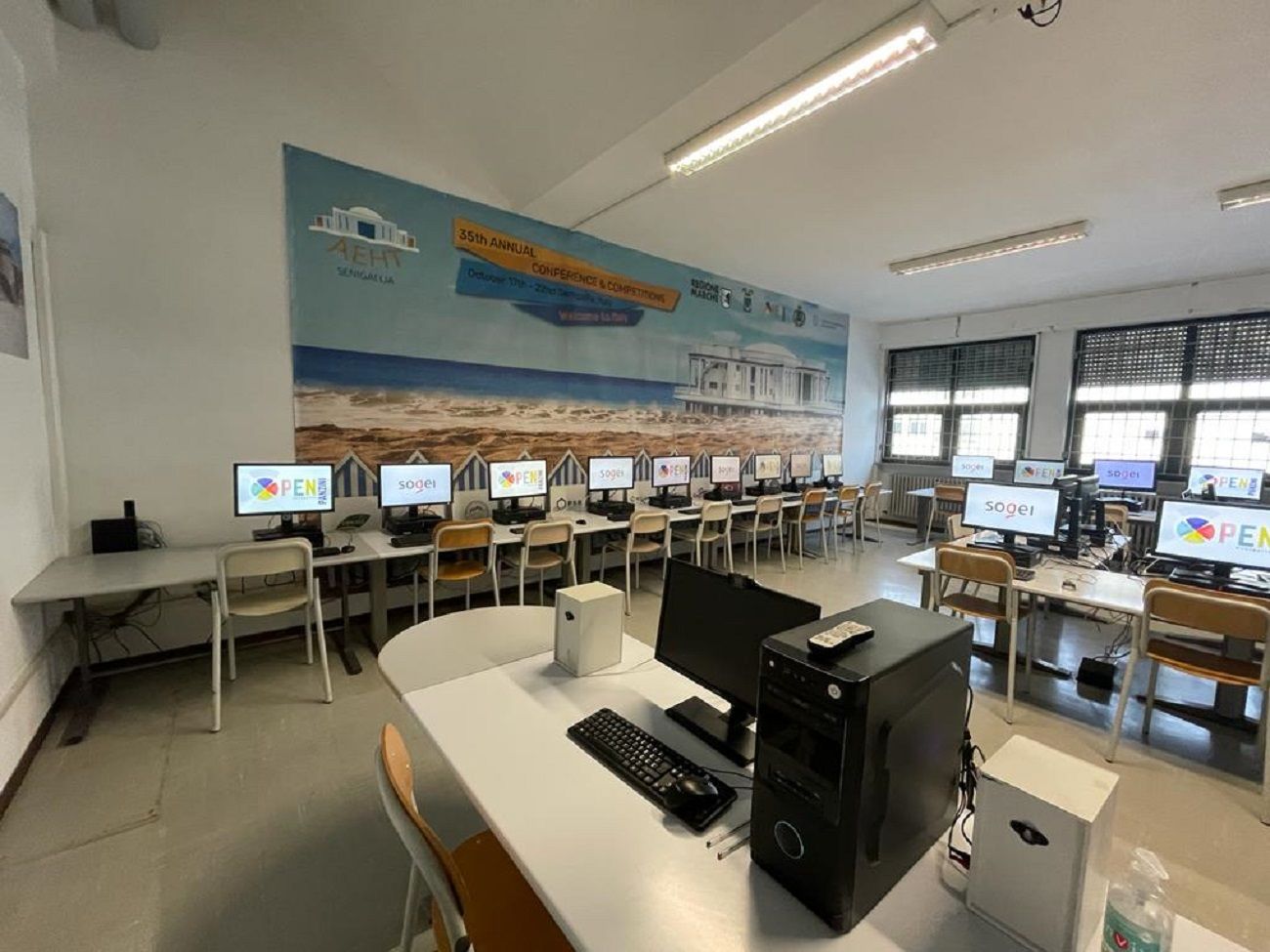 Donati dalla Sogei 40 pc all'istituto Panzini di Senigallia per ricostituire il laboratorio d'informatica dopo l'alluvione del 15 settembre 2022