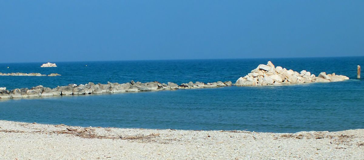 Le scogliere a Marina di Montemarciano, con l'arrivo di nuovi materiali. Foto di Bruno Giangiacomi