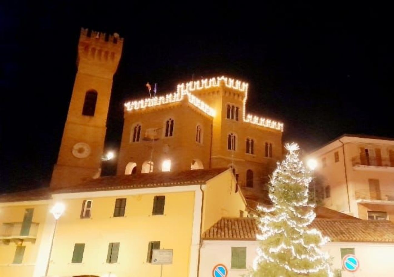 Accese le luminarie di natale a decorare il castello di Ripe nel comune di Trecastelli (1° dicembre 2022)