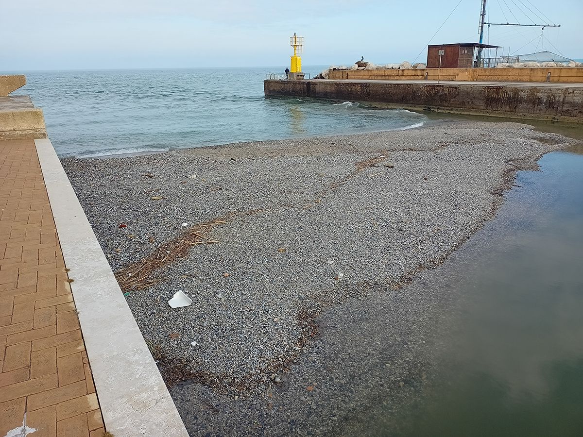 L'isolotto di ghiaia e detriti creatosi alla foce del fiume Misa a Senigallia attende il dragaggio