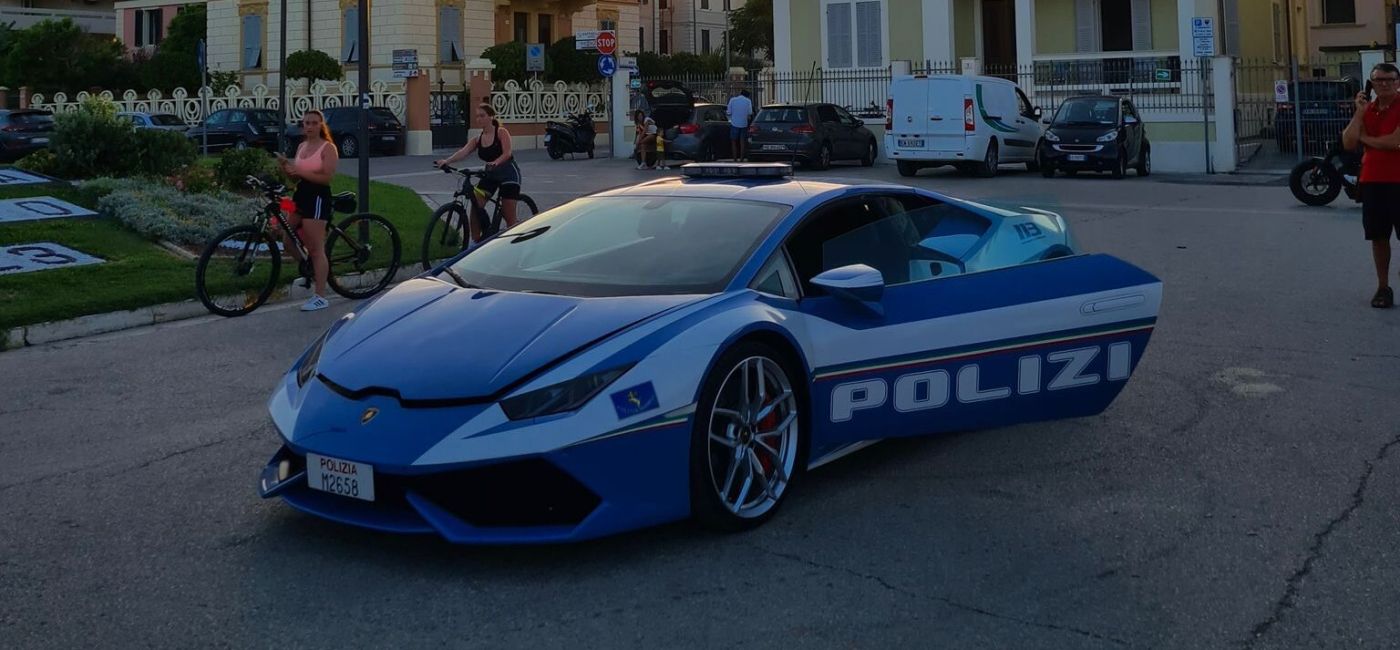 La Lamborghini della Polizia a Senigallia per una iniziativa rivolta alla popolazione