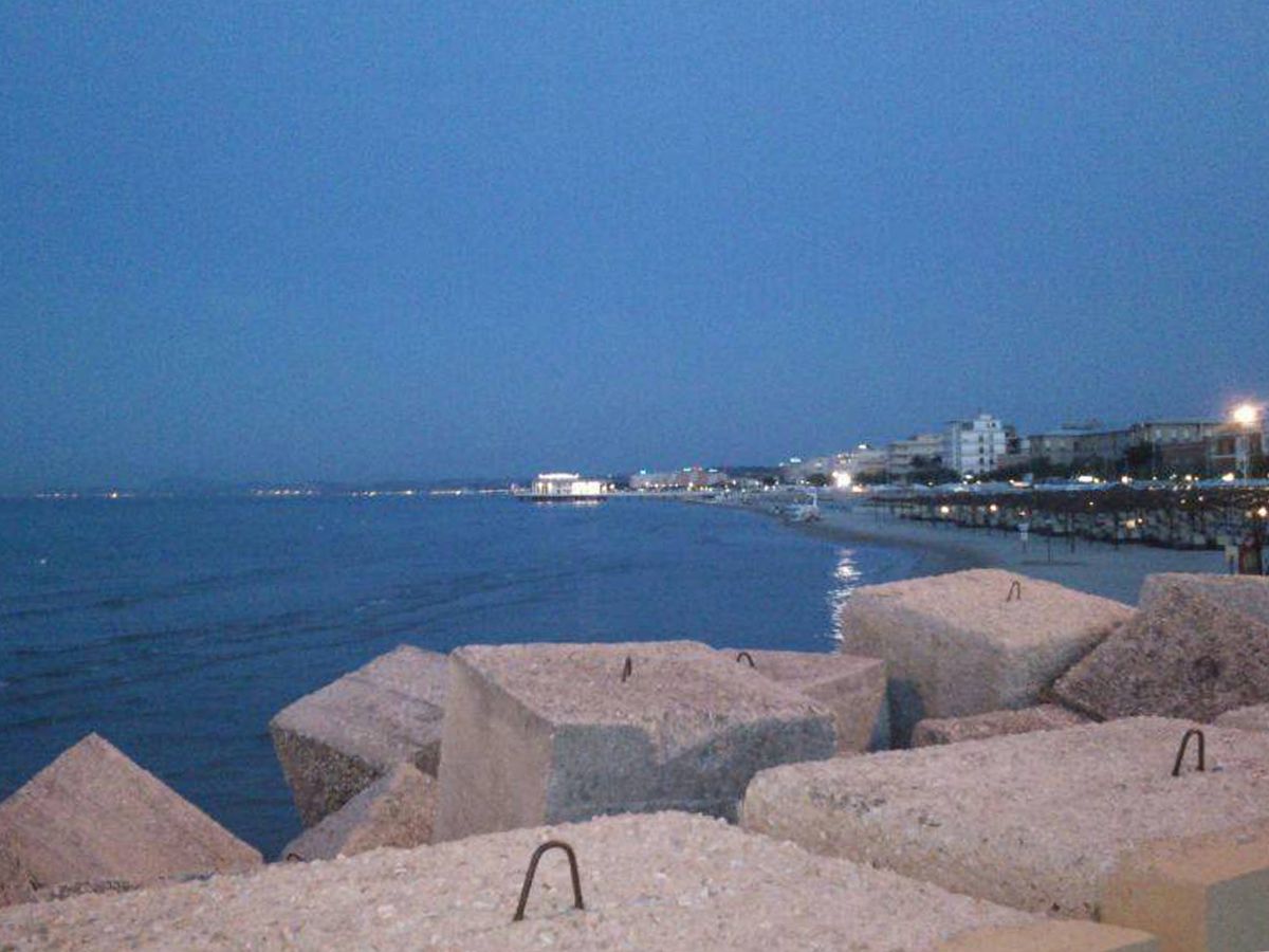 Il lungomare, la spiaggia e la rotonda di Senigallia