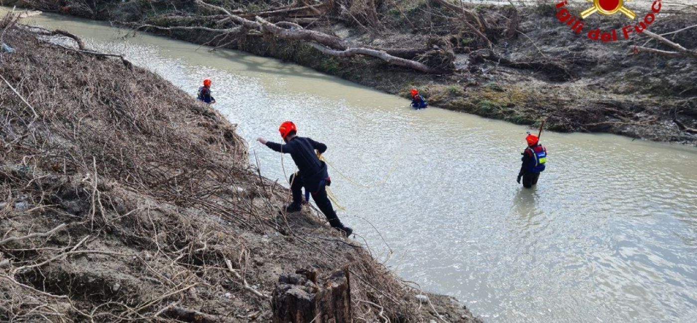 Continuano senza sosta le ricerche lungo il corso del fiume Nevola per trovare l'ultima persona dispersa dopo l'alluvione