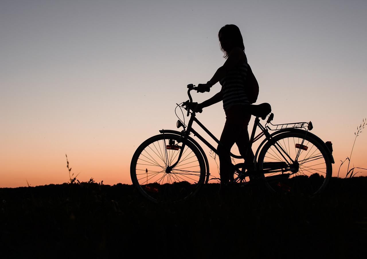 ragazza, bici, bicicletta, turismo slow, tramonto, libertà