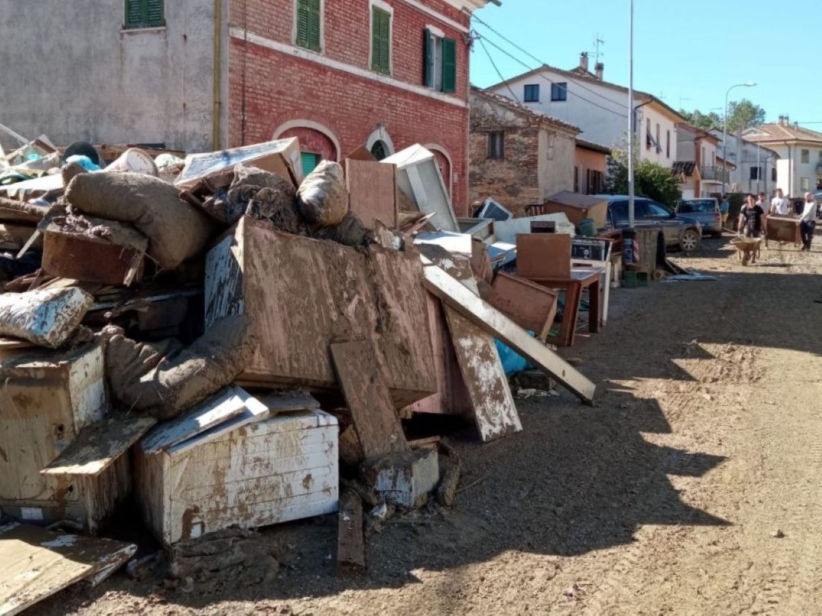 Cumuli di rifiuti e detriti nella frazione di Pianello di Ostra, una delle più colpite dall'alluvione del 15 settembre 2022