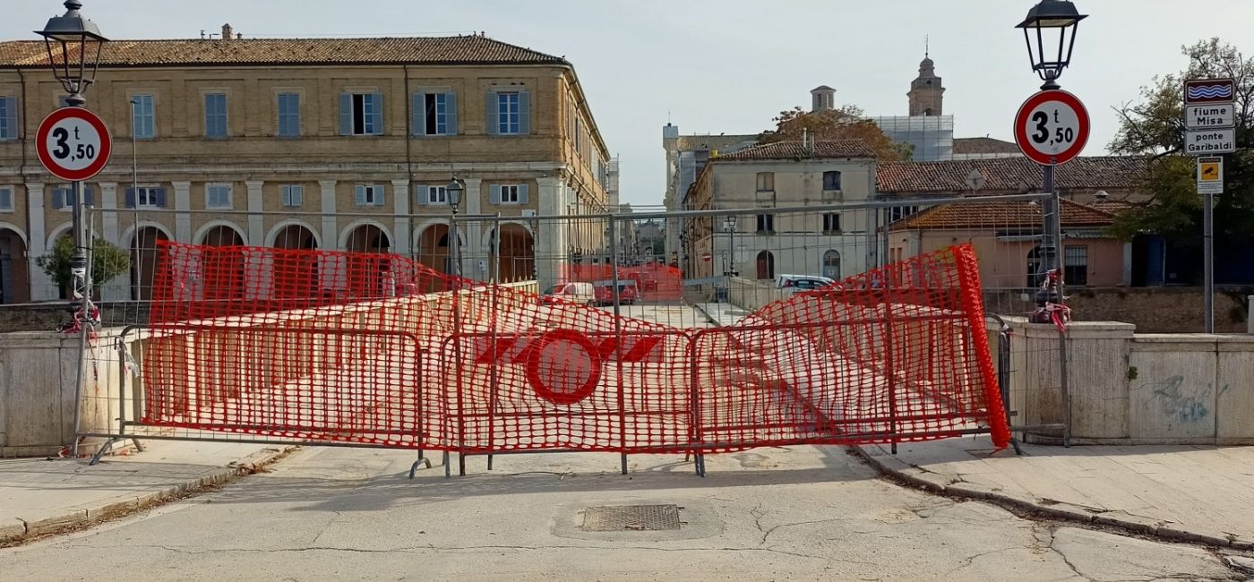 Ancora chiuso dopo l'alluvione del 15 settembre 2022 il ponte Garibaldi a Senigallia