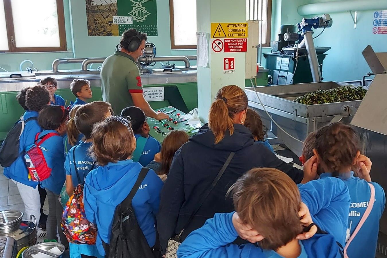 Gli alunni della scuola primaria Puccini di Senigallia in visita al frantoio per la raccolta e molitura delle olive