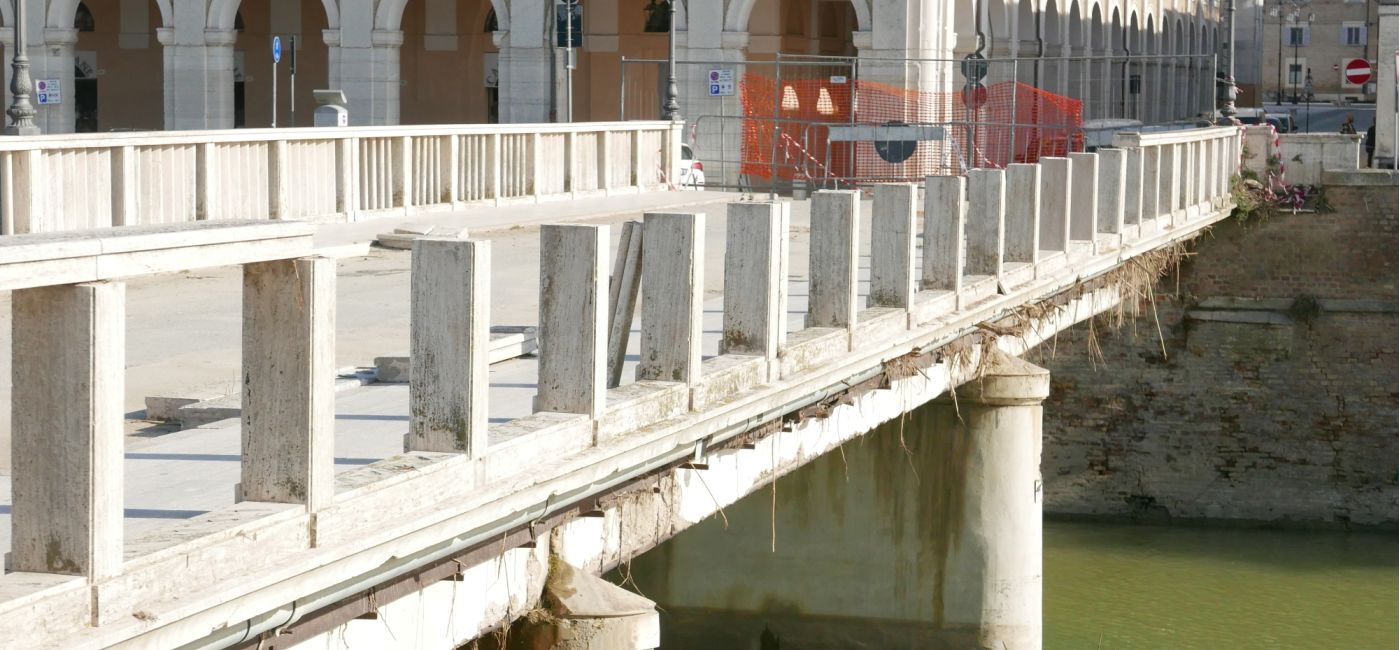 Danneggiato e chiuso al transito di mezzi e pedoni ponte Garibaldi a Senigallia