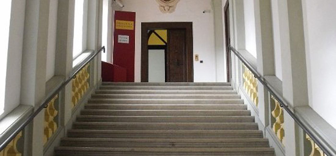 L'ingresso alla pinacoteca diocesana di Senigallia: lo scalone vanvitelliano