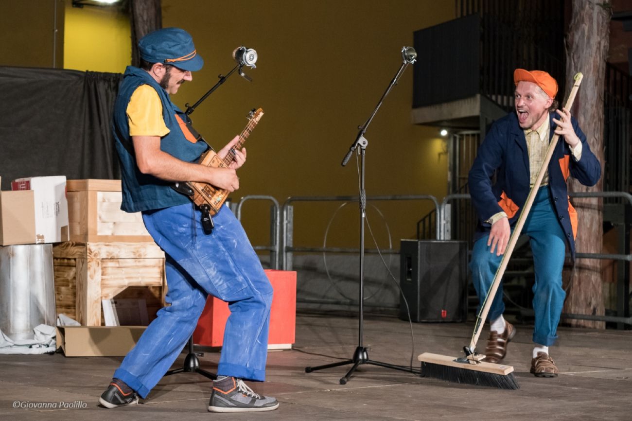 Lo spettacolo per bambine e bambini “Trash & cleaners” della compagnia Marlon Banda