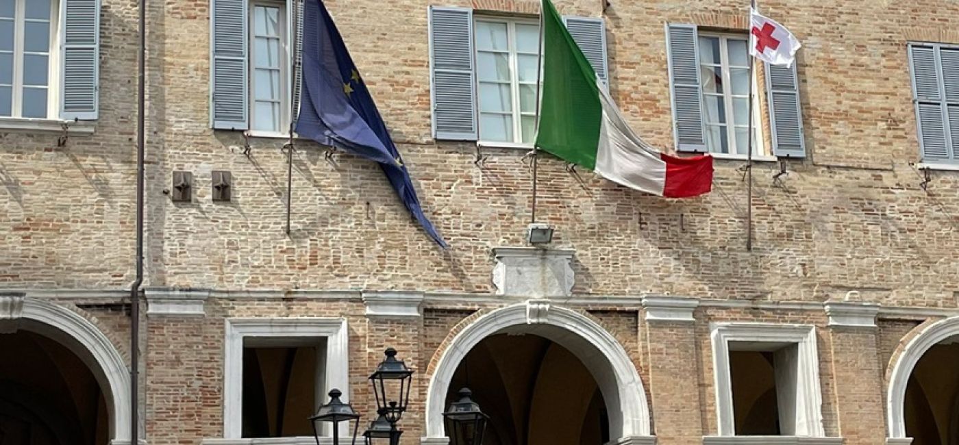 Bandiera Croce Rossa al Comune di Senigallia