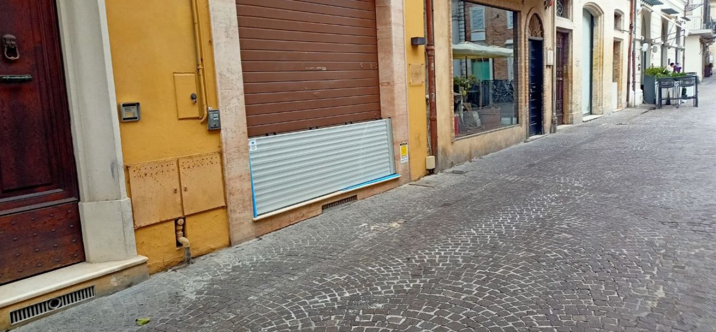 Paratie installate a Senigallia a difesa di case e negozi per via dell'allerta arancione del 19 settembre 2024