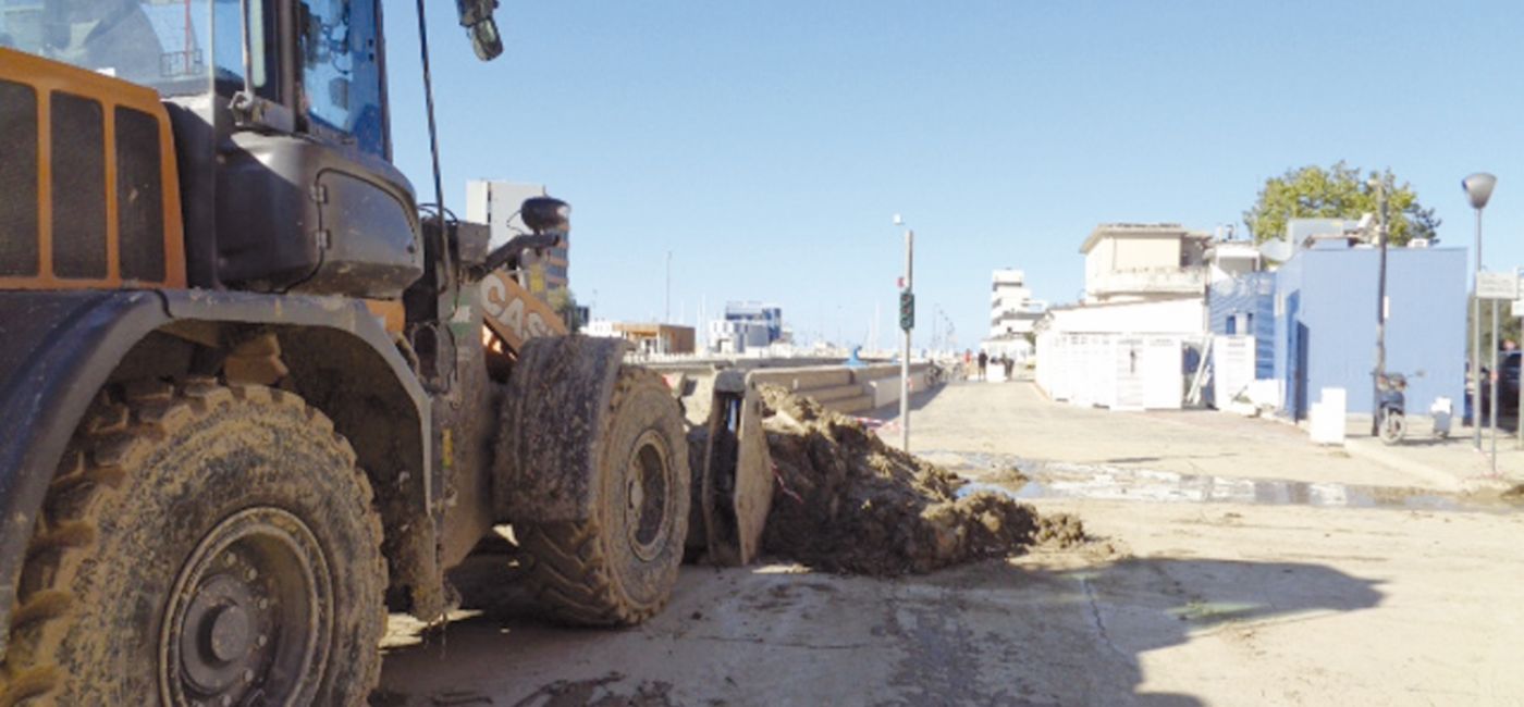 I lavori di pulizia e rimozione del fango portato dall'alluvione del 15 settembre 2022 al porto di Senigallia