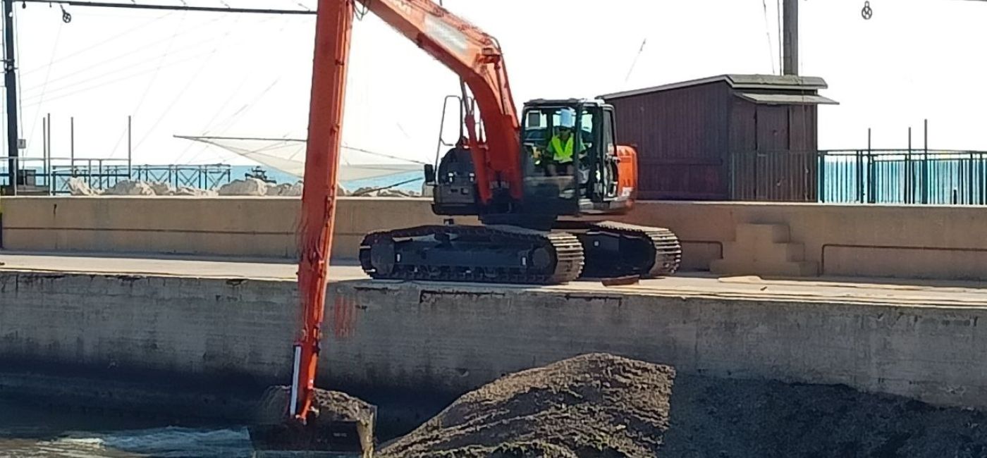 I lavori sul tappo di detriti alla foce del fiume Misa a Senigallia