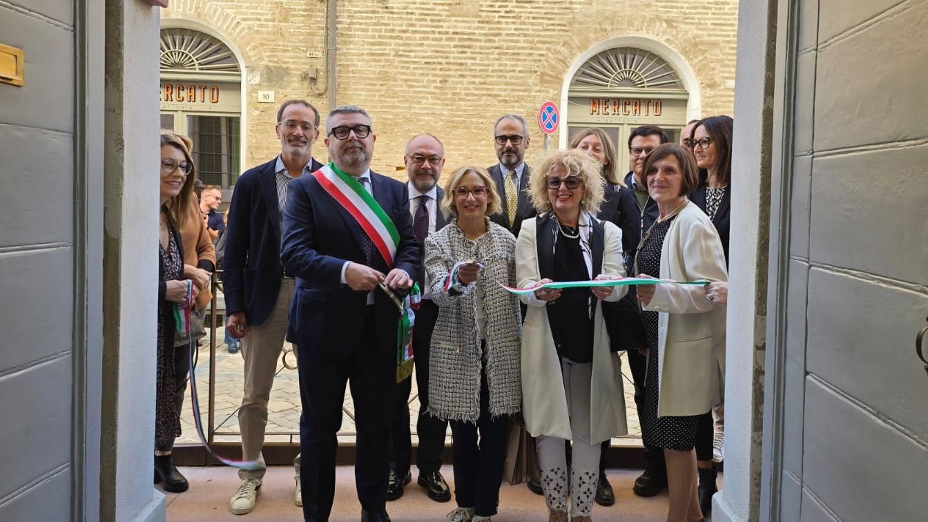 Taglio del nastro alla scuola secondaria di primo grado Giulio Fagnani di Senigallia