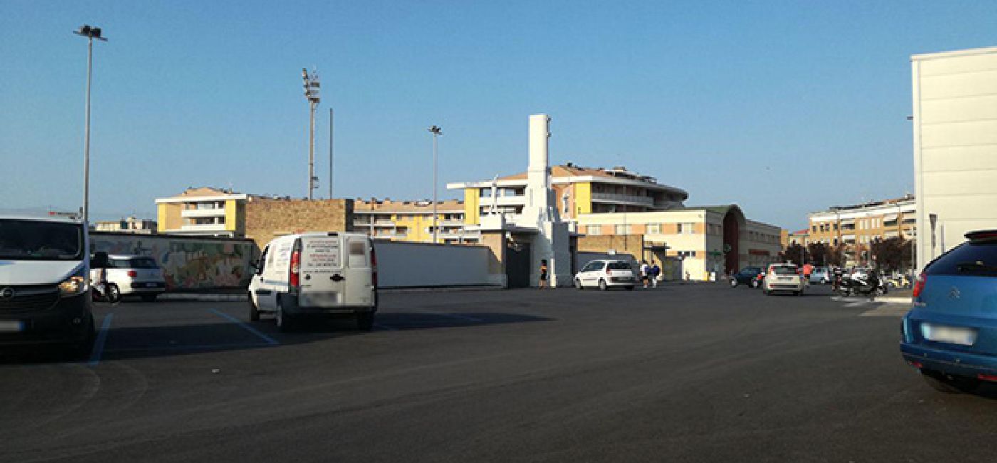 I parcheggi davanti lo stadio Bianchelli di Senigallia